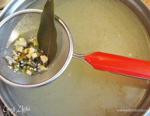 Процедить бульон.