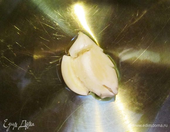 В сотейнике разогрейте оливковое масло и пару минут обжарьте в нём зубчик чеснока (предварительно его нужно раздавить плоской стороной ножа). Вынуть чеснок (он уже больше не нужен, т к масло впитало в себя вкус и запах чеснока). 