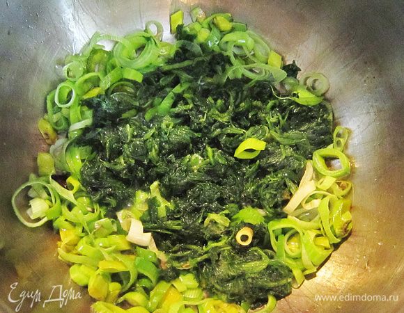 Затем добавляем шпинат и еще обжариваем 2 мин.