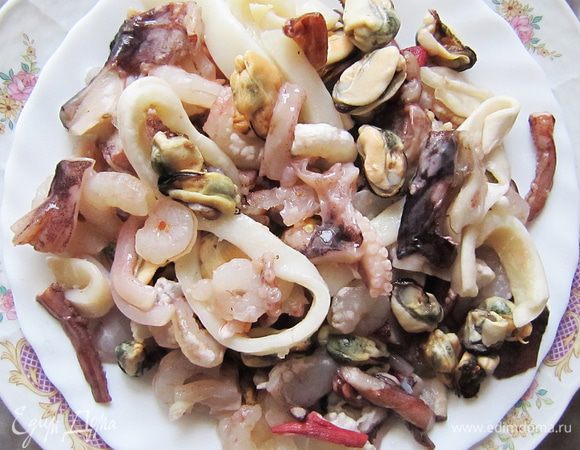 Разморозить морской коктейль (после разморозки в чистом виде у меня осталось ....350 г).