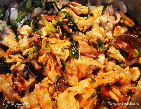 В сотейник к овощам добавить морской коктейль. Перемешиваем.