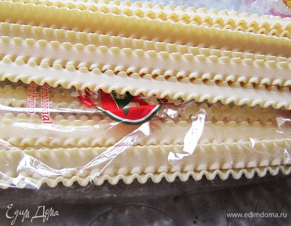 Подготавливаем 150-200 г плоской фигурной пасты.