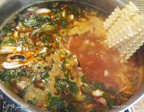 Затем закладываем в суп Мафальдине и варим до готовности пасты (8-10 мин., как указано на упаковке макаронных изделий).