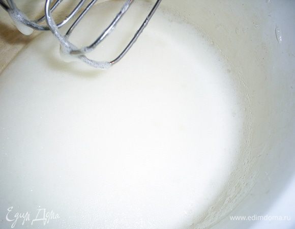 Взбиваем белки до получения пены с мелкими пузырями. Всыпаем лимонную кислоту или 10 капель лимонного сока и продолжаем взбивать.