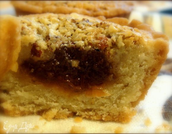 Часть муки просеять с разрыхлителем (лучше не брать сразу всю, потому что может потребоваться меньше). Добавить половину сахара, щепотку соли, 4 ст.л. холодной воды и сливочное масло. Замесить тесто, завернуть в пищевую пленку и убрать в холод на 30 минут. Вот тут один момент - тесто может показаться рассыпчатым, или что в него нужно добавить больше муки. У меня ушло немного меньше 300 г. Его нужно просто собрать в шар - слепить, и отправить отлежаться. Потом оно очень хорошо выкладывается в форму и не прилипает, не тает в руках в процессе.