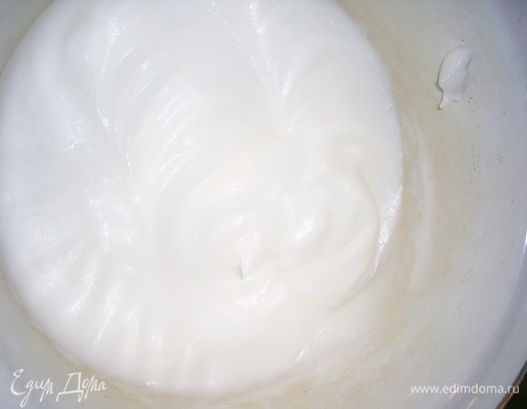 Взбиваем белки до состояния, когда масса не выпадает из емкости при ее переворачивании.
