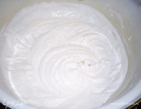 Не прекращая взбивать, не менее чем за 10 приемов, добавляем сахар.