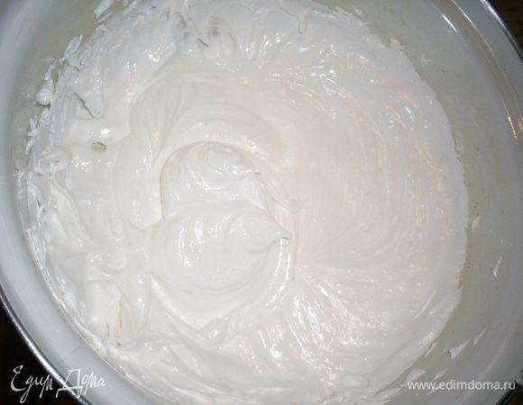 Тем временем на плите у нас уже кипит вода. Как только мы ввели всю норму сахара, ставим емкость с белками на водяную баню. Вода при этом должна еле кипеть. Взбиваем миксером ровно 10 минут.