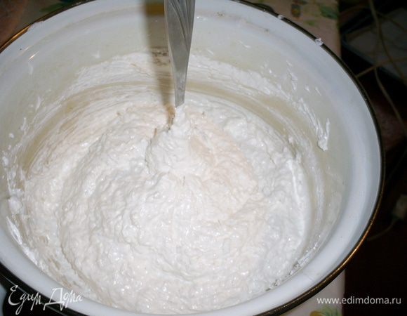 Мы должны получить ароматную однородную массу, в которой ложка стоит и не падает.