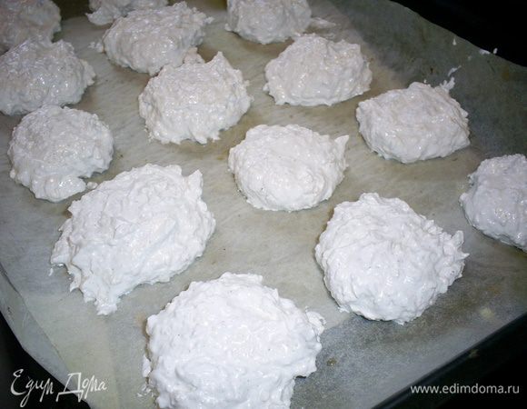 Застилаем противень бумагой для выпечки. Выкладываем безе столовой ложкой, стараемся делать их гладенькими и ровными. Не выкладывайте слишком плотно, во время выпечки безешки подрастут.Выпекаем безе в духовке нагретой до 140-150 градусов примерно 30-40 минут. Ориентируйтесь по своей духовке. Безе должно покрыться твердой корочкой и стать кремово-розового цвета. Сильно при выпечке не поднимаются.