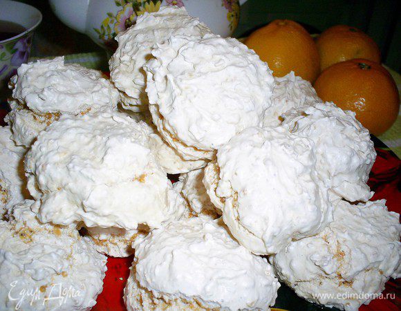  На кухне витают непередаваемые ароматы, выпеченное безе уже остыло - значит можно приступать к дегустации. Приятного аппетита!