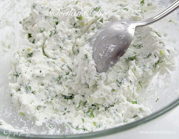 Творог смешать с солью, перцем, зеленью и луком. Добавить раздавленный зубчик чеснока. Он дает только намек на вкус. Творог лучше брать с кислинкой или добавить лимонный сок.