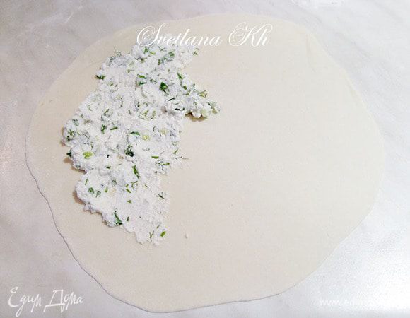 Тесто разделить на кусочки. Каждый кусочек раскатать в лепешку очень тонко. На одну часть лепешки выложить начинку, накрыть второй частью теста. Хорошо прижать края и обрезать их волнистым колесиком.