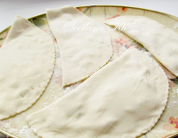 Кутабы жарить на сухой сковороде, без масла. Я их делала большими и у меня на сковородку помещались 2 штуки. Готовые кутабы в горячем виде смазать сливочным маслом. Подавать с чаем.