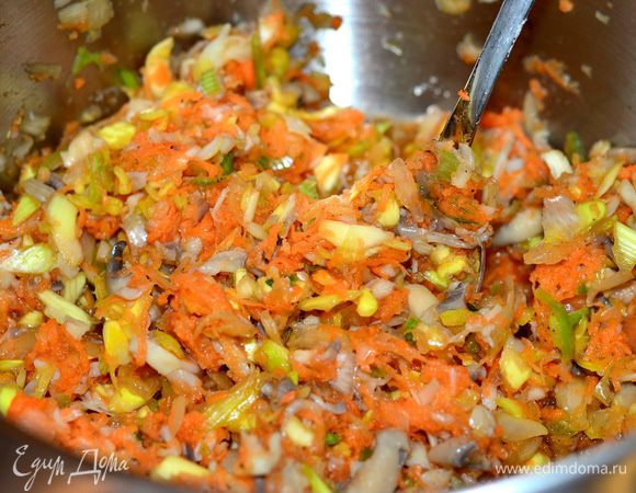Очень мелко порубить лук, лук порей,морковку,шампиньоны.