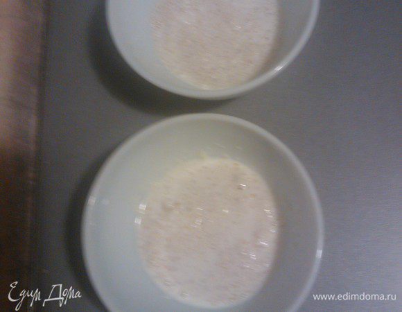 Разделить желатин на 2 равные части, залить каждую часть 5 столовыми ложками молока и оставить набухать то время, которое указано в инструкции на упаковке.