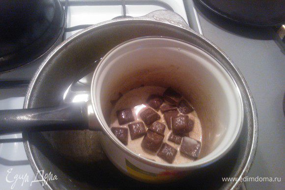Черный шоколад поломать на кусочки, добавить к нему 5 столовых ложек молока, корицу и растопить, постоянно помешивая, на водяной бане до однородного состояния. Отставить в сторону.