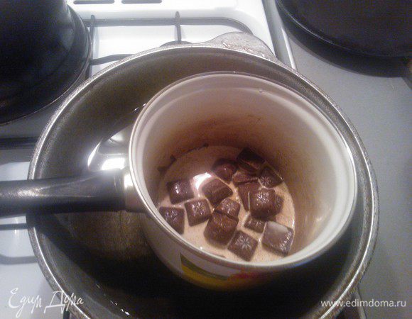 Черный шоколад поломать на кусочки, добавить к нему 5 столовых ложек молока, корицу и растопить, постоянно помешивая, на водяной бане до однородного состояния. Отставить в сторону.