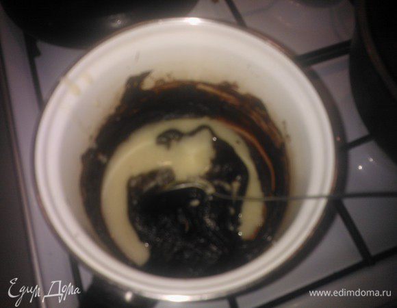 Распустить на водяной  бане 1 часть желатина с молоком. Главное - не дать смеси закипеть. Если остались комки, то необходимо процедить желатин через сито. Добавить распущенный желатин к шоколаду. Перемешать. Дать немного остыть.