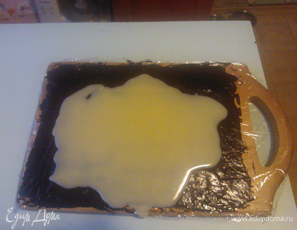 Дать  белой смеси немного загустеть... Затем аккуратно выложить ее на темную...