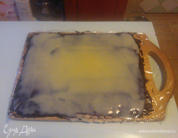 ... и равномерно распределить при помощи лопатки по всей поверхности. Теперь пусть наш  будущий десерт отдохнет минут 5...