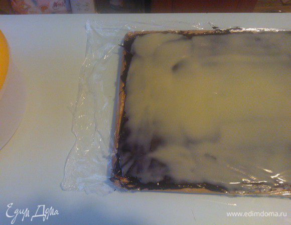 ...Затем аккуратно освобождаем край пленки из-под доски...