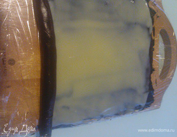 ... и начинаем при помощи пленки сворачивать рулет... это надо делать аккуратно  и не торопиться... 