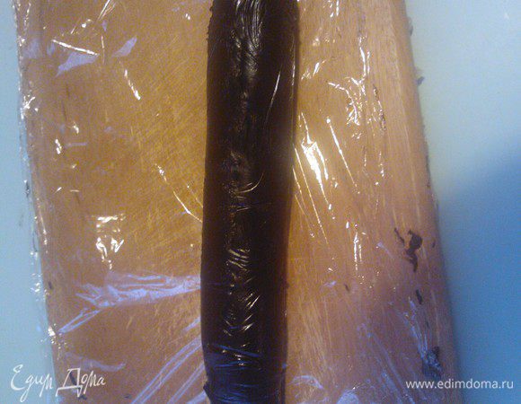 Готовый рулет заворачиваем в пленку и убираем в холодильник