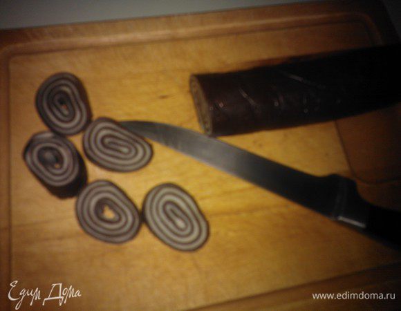 Через  полтора часа достаем его,  разворачиваем и режем на ломтики...