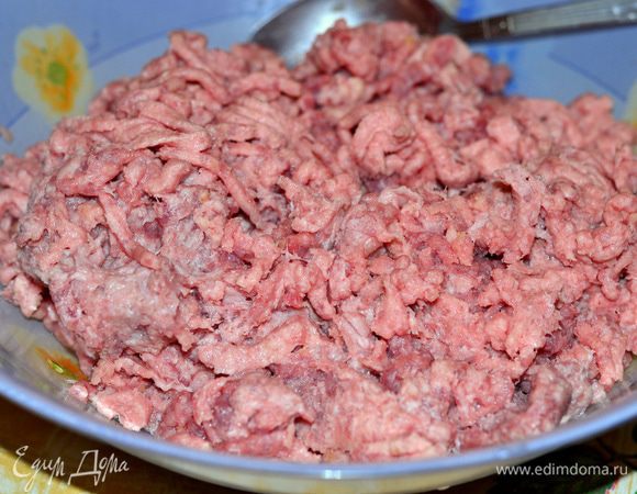 В мясорубке измельчить свинину с батоном  в фарш.