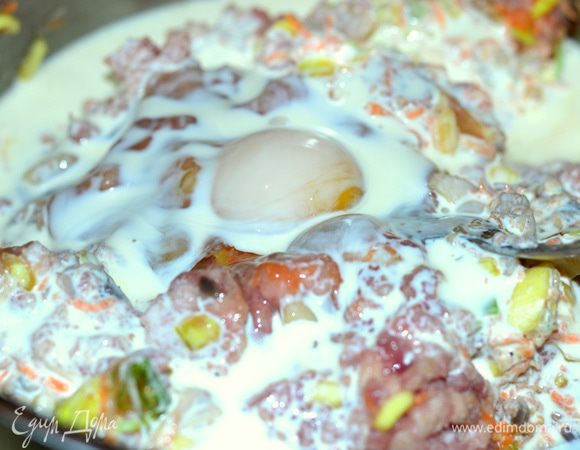 Смешать фарш с овощами, посолить,поперчить.добавить яйцо, сливки (около 100 гр), все тщательно перемешать, обязательно это делать в ручную.