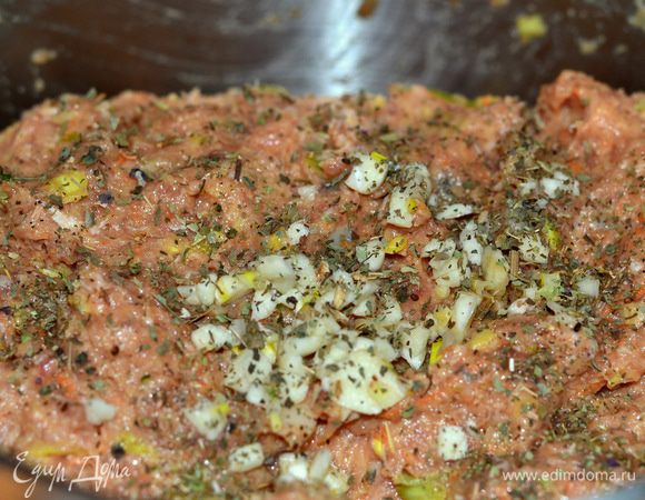 Добавить специи, чеснок, еще раз  все перемешать.