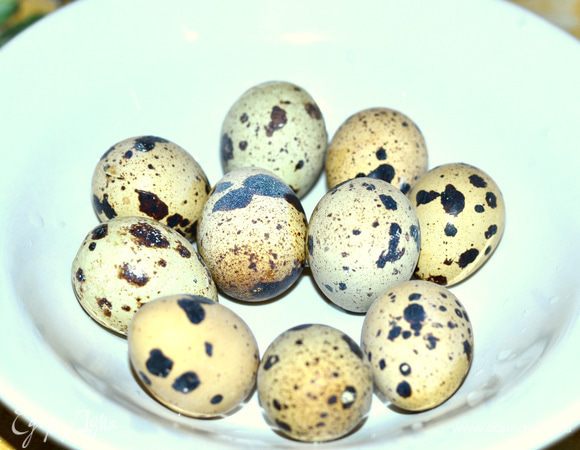 Отварить перепелиные яички.