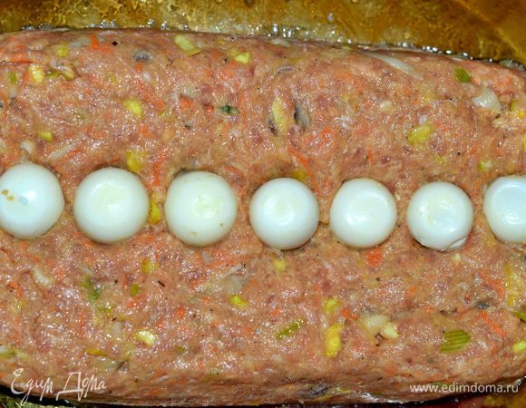 Взять форму для запекания, смазать немного подсолнечным маслом, выложить туда половину фарша,выровнять прямоугольником (делать легче мокрыми руками,так фарш не прилипает к рукам), вдавить в фарш яйца по диагонали в ряд.