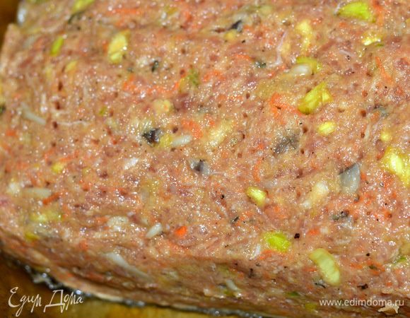 Накрыть остальным фаршем, подровнять, поставить в емкость с водой, запеканка будет готовиться на водяной бане , накрыть фальгой, поставить в разогретую духовку на 200 градусов на 40 минут.