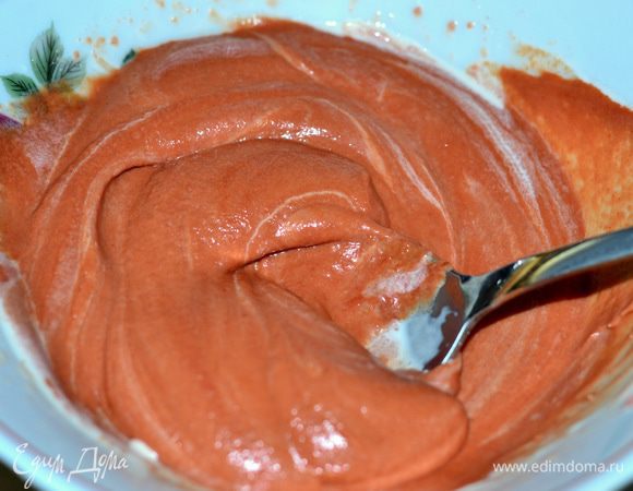 Приготовить соус, все просто смешать томатную пасту со сливками (около 100 гр),