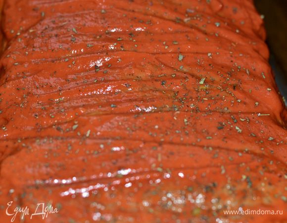 вынуть из духовки запеканку, смазать обильно соусом,посыпать травами и поставить еще на 1 час.