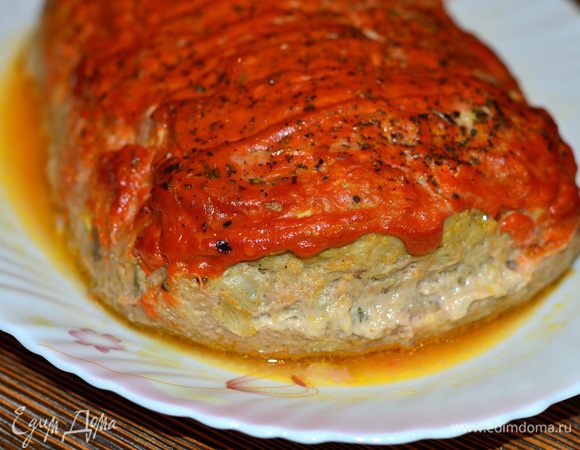 Вынуть аккуратно из формы,подавать с соусом(он образуется за счет мясного сока и томатного соуса).