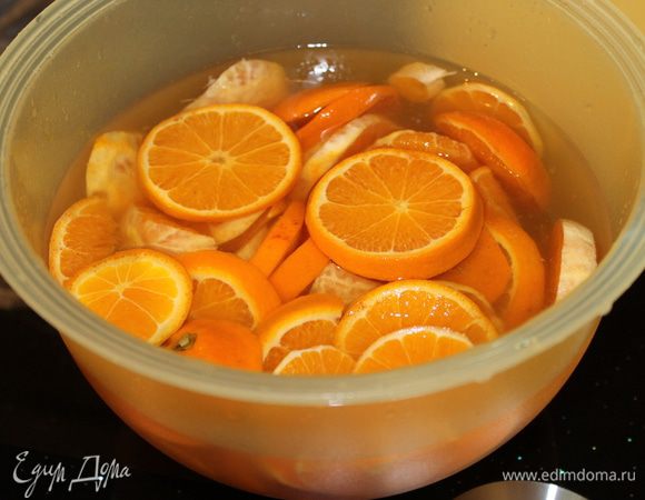 Мандарины помойте, с 7 штук снимите кожицу, остальные 3 оставьте с кожей. Нарежьте колечками.