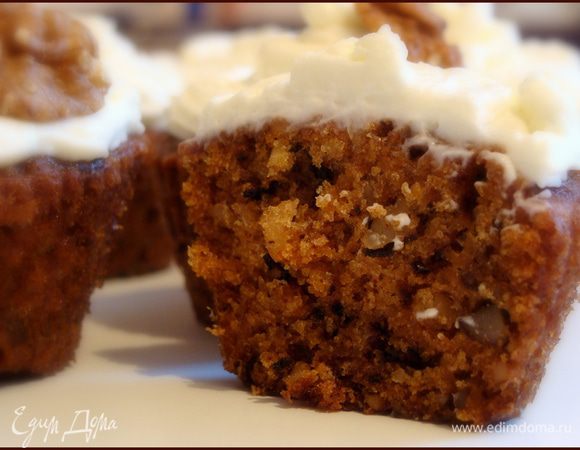 Морковь натереть на мелкой терке, орехи мелко порубить.