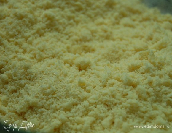 Чернослив вымыть, высушить бумажным полотенцем. Каждый чернослив надрезать и раскрыть «как книгу» (если у Вас твердые сухофрукты – предварительно вымочите их около 10 минут) . Мука + сливочное масло + 2 ст.л. сахара + ванильный сахар  растереть в крошку руками.