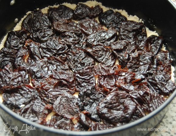 Поверх выложить слой чернослива.