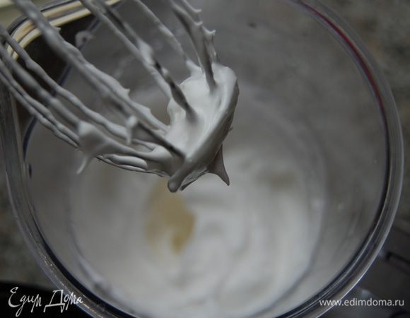 Белки    взбить в крепкую пену.
