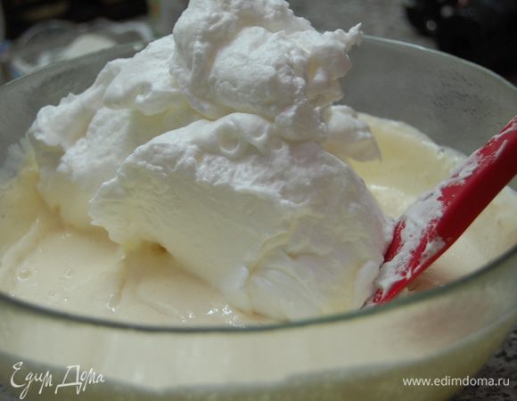 Выключить миксер и при помощи лопатки соединить белки и основную массу (методом складывания)