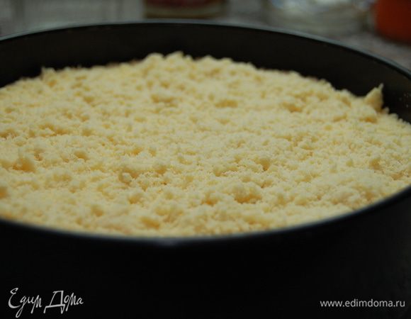 Вылить начинку в форму. Сверху равномерно распределить оставшиеся  крошки.