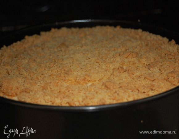 Выпекать 35-40 мин при температуре 180С (до золотистой корочки). Выключить духовой шкаф, приоткрыть дверцу и оставить пирог еще на 15 минут.  Пирог немного осядет – так и должно быть.  Остудить и оставить на ночь в холодильнике.  Прежде чем извлечь пирог из формы – аккуратно пройтись тонким ножом между формой и пирогом. 