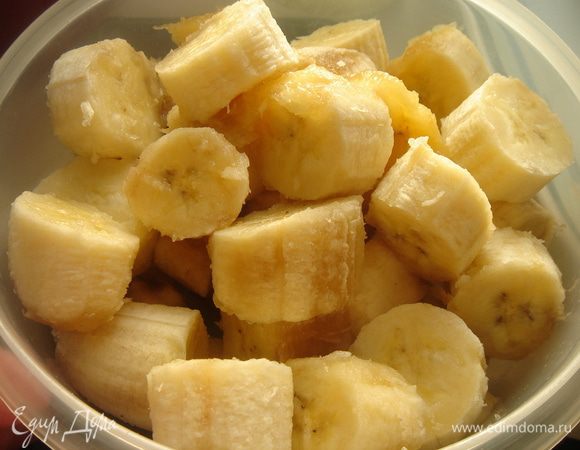Вечером очистить бананы, нарезать на небольшие кусочки, поместить в контейнер и убрать в морозильную камеру на ночь.