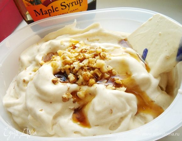 Замороженные кусочки бананов поместить в блендер и взбить до однородного состояния. Банановое пюре после взбивания становится очень светлым. Добавить лимонный сок, кленовый сироп или мёд, можно дополнительно добавить измельчённые орехи и шоколад. Мягкое мороженое готово. Если убрать банановое пюре на 2-3 часа в морозильник, то вы получите плотное,вкусное мороженое. При подаче его можно полить шоколадным или кленовым сиропами и присыпать орехами. Приятного аппетита!