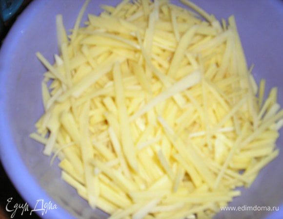 Берется картофель, режется соломкой (можно на терке для моркови по-корейски) и варится в соленой воде до почти готового состояния. Как только вода закипит, опустить туда картофель, минуты на 3 (пробовать). 