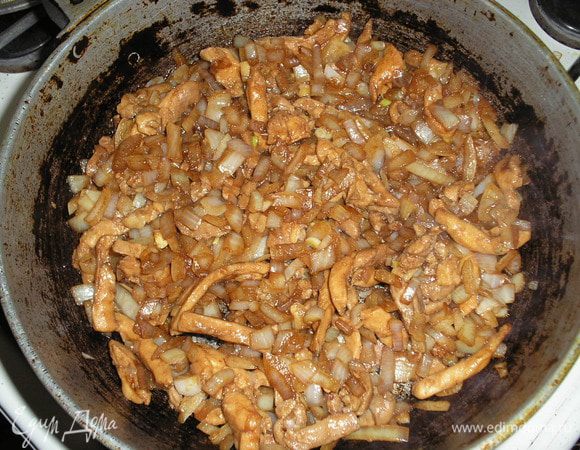 Мясо так же режется соломкой и обжаривается вместе с мелко порезанным
репчатым луком и соевым соусом в растительном масле. Сначала мясо выложить на сухую разогретую сковороду, чтобы оно жарилось в собственном соку, затем добавить 1 ст. л. соевого соуса, растительное масло, лук. Когда лук станет мягким, выключить и добавить чеснок (через чеснокодавилку или мелко порезать), перемешать.